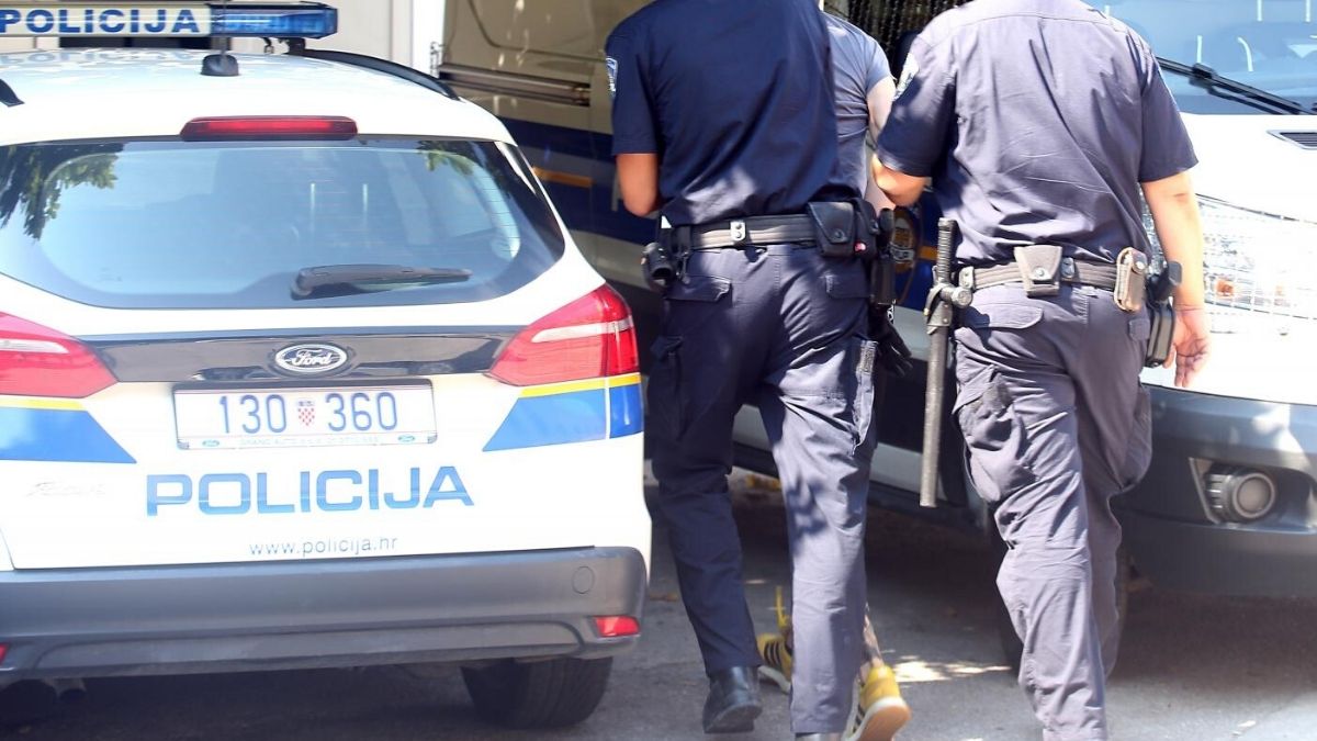 Šibenčanin nije htio u bolnicu pa nožem napao policajce koji su pomagali hitnoj